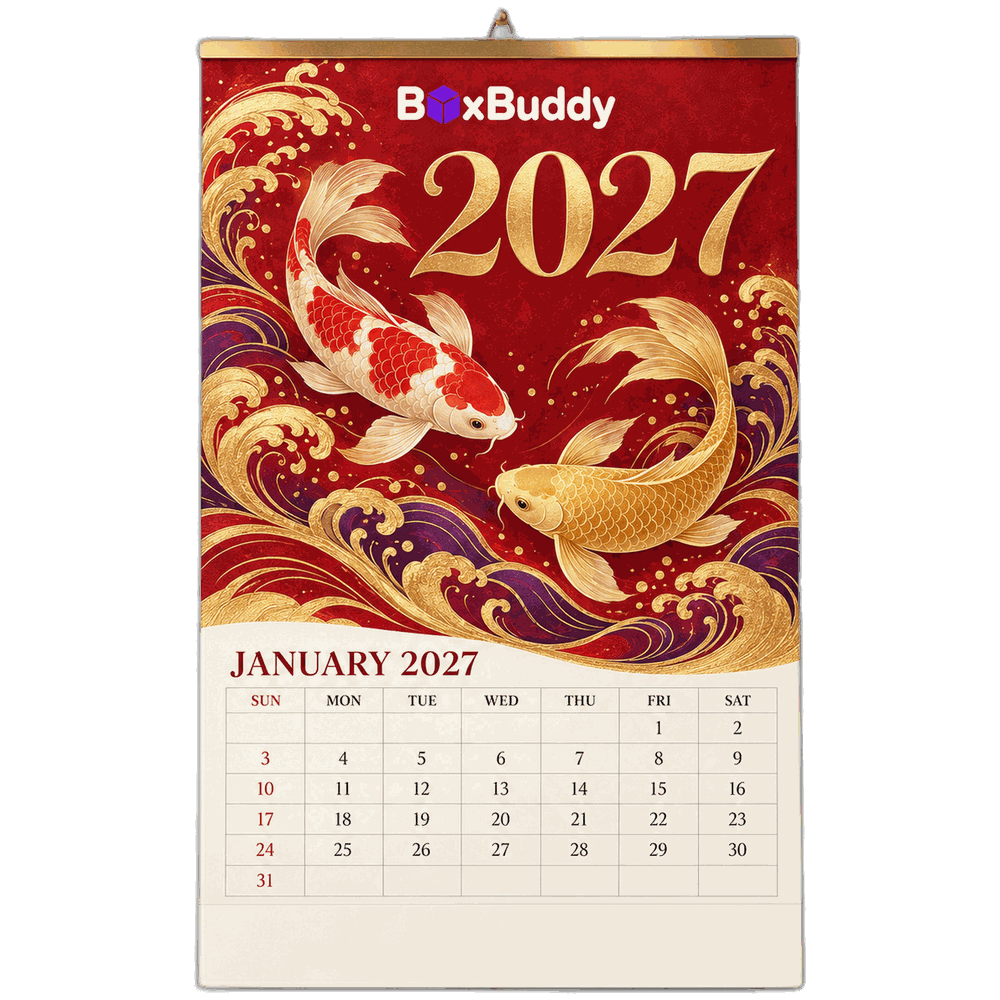 ปฏิทินแขวนจีน 2570 (2027) ขนาด 10x15 นิ้ว กระดาษปอนด์ 55 แกรม ลายปลาคาร์ฟมงคล มีตารางวันครบทุกเดือนและพื้นที่โฆษณาด้านล่าง ผลิตโดย BoxBuddy
